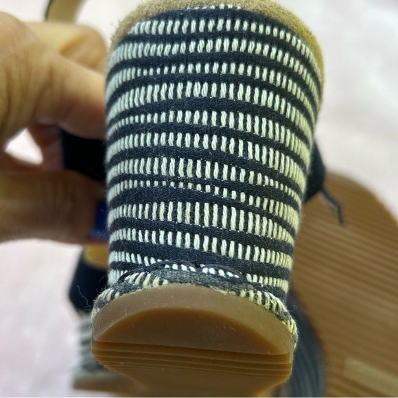 Clarks Akilah Eden Navy Blue Size 8.5 Wedge Shoes Striped Suede Sandals NEW - Picture 5 of 13